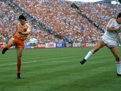 Marco van Basten (l.) haalt op indrukwekkende wijze uit in de EK-finale van 1988. Enkele seconden later valt de bal op schitterende wijze in het doel voor de 2-0 tegen de Sovjet-Unie. (25-06-1988)