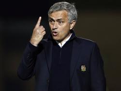 Manchester United-trainer José Mourinho geeft aanwijzingen tijdens het League Cup-duel Northampton Town - Manchester United (21-09-2016).
