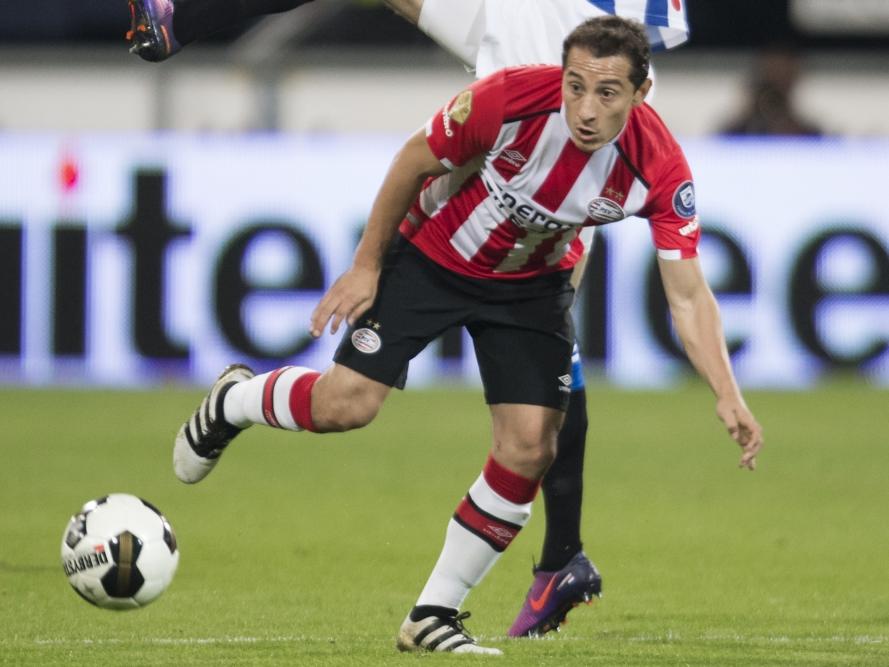 Andrés Guardado kijkt de bal na tijdens de wedstrijd van PSV op bezoek bij sc Heerenveen. (01-10-2016) Andrés Guardado kijkt de bal na tijdens de wedstrijd van PSV op bezoek bij sc Heerenveen. (01-10-2016)