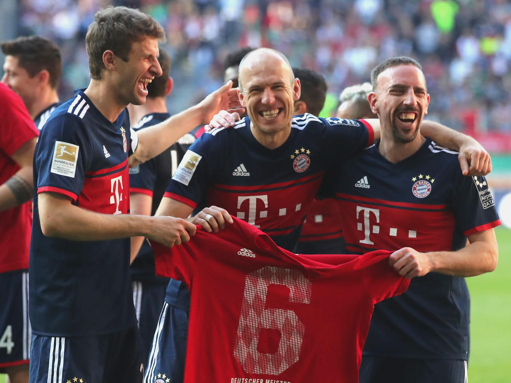 Seit Jahren eine Institution beim FC Bayern: Arjen Robben (m.) und Franck Ribéry (r.)
