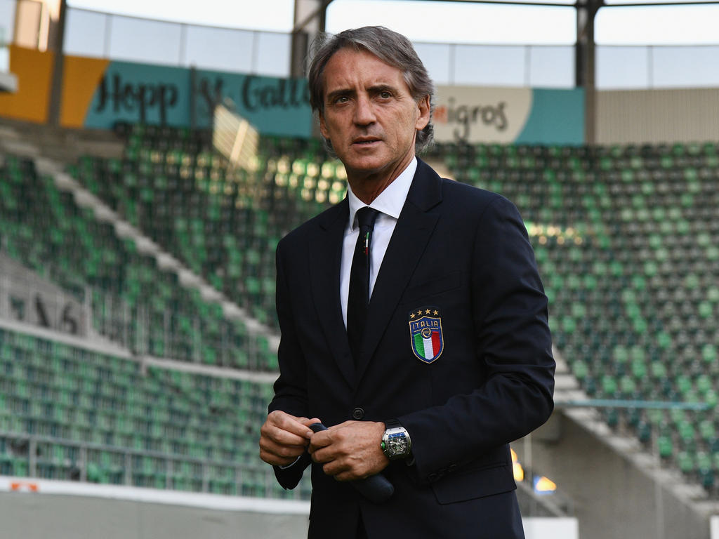 Roberto Mancini nahm zum ersten Mal auf der italienischen Bank Platz