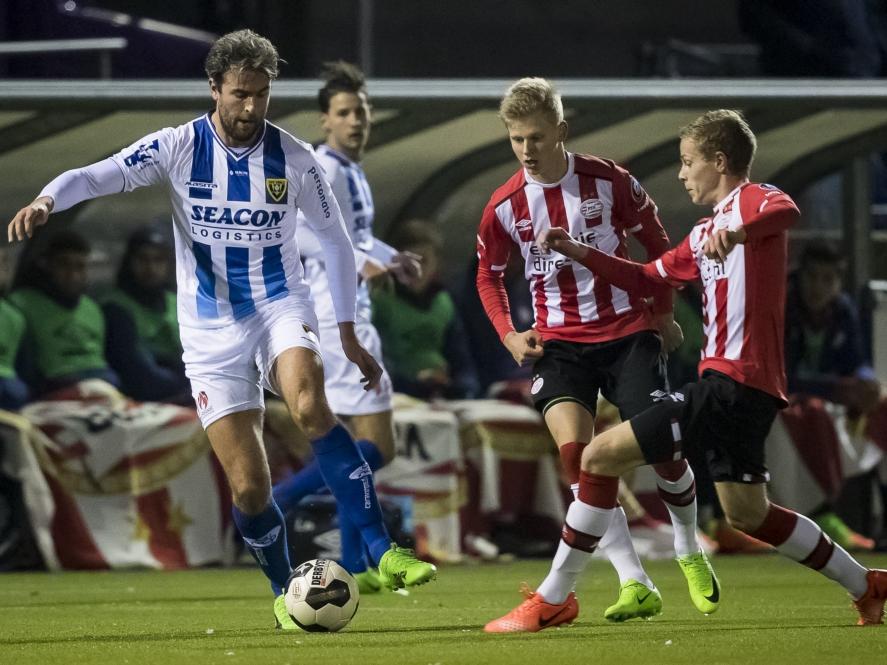 Ralf Seuntjens (l.) krijgt tijdens Jong PSV - VVV-Venlo met twee talenten van de thuisploeg te maken. Oleksandr Zinchenko (m.) en Dante Rigo (r.) proberen het de spits moeilijk te maken. (06-02-2017)