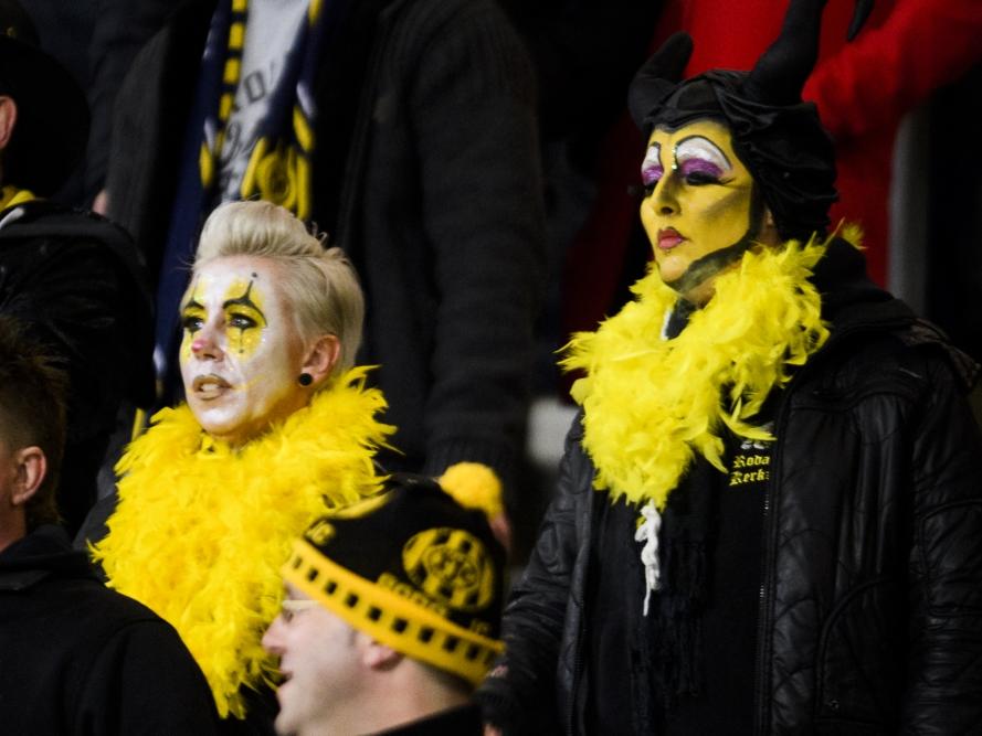De fans van Roda JC geheel gekleed in carnavalsoutfit tijdens het brengen van een bezoek aan de wedstrijd Heerenveen - Roda JC.