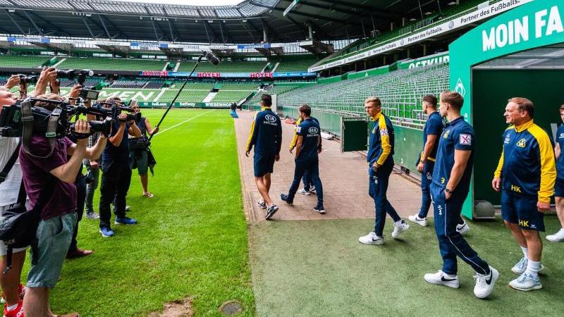 Die Spieler von Atlas Delmenhorst besichtigen das Bremer Weserstadion
