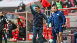 Dimitrios Grammozis (l.) wird in Hamburg als Trainer des FC Schalke 04 von Mike Büskens (r.) vertreten