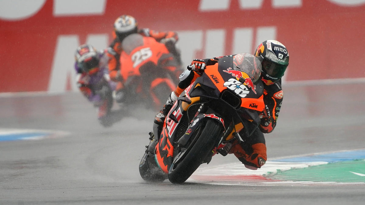 Miguel Oliveira (vorne) und Raúl Fernández sind 2023 Teamkollegen in der MotoGP