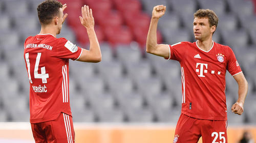Torschütze Ivan Perišić bedankt sich beim Vorlagengeber Müller