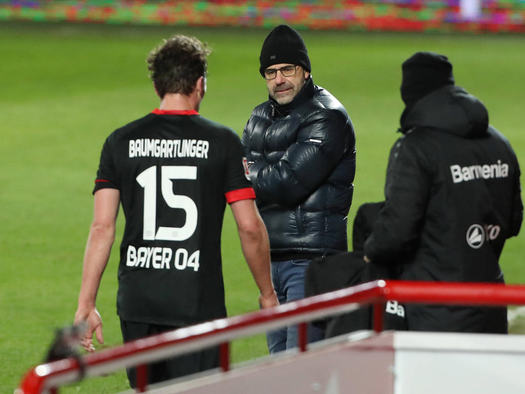Nicht nur Leverkusen-Trainer Peter Bosz bangt um Julian Baumgartlinger