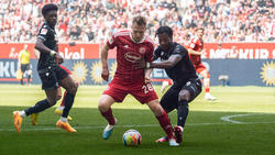 Rouwen Hennings wurde vor dem Spiel gegen Hannover 96 von Fortuna Düsseldorf verabschiedet