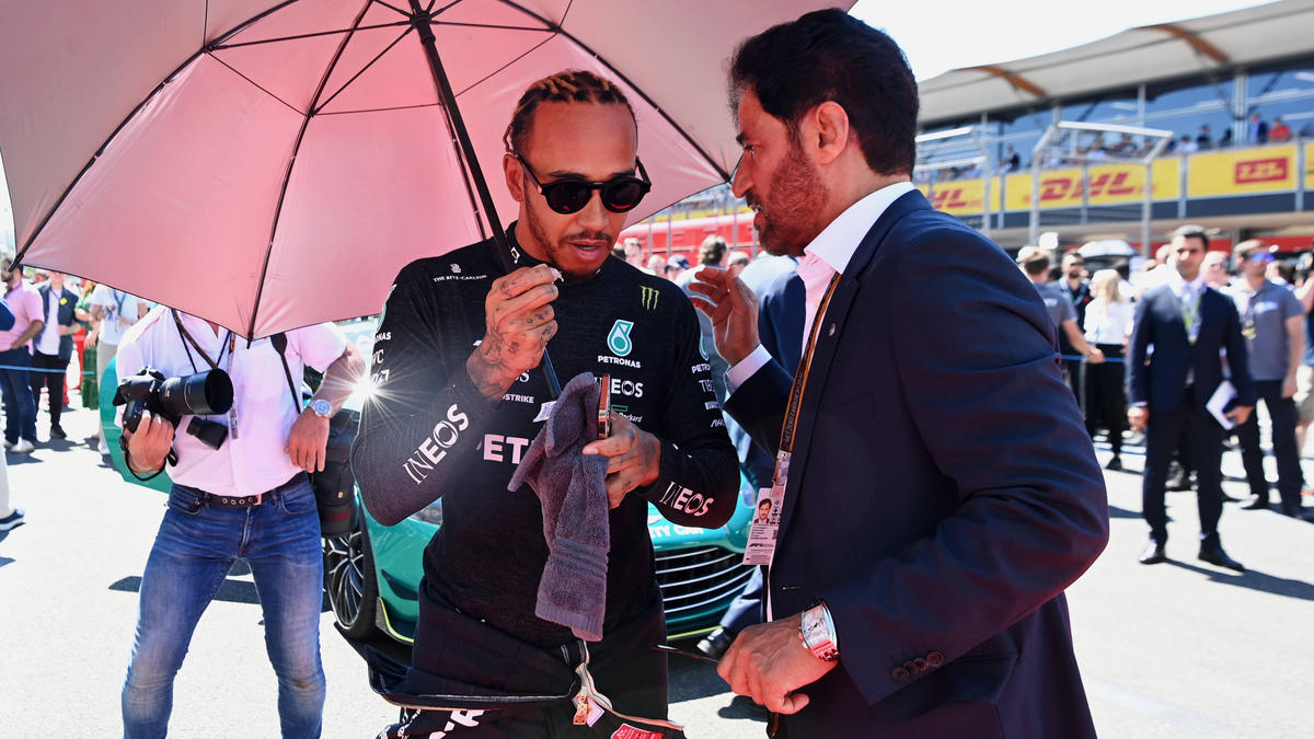 Lewis Hamilton im Gespräch mit FIA-Präsident Mohammed bin Sulayem