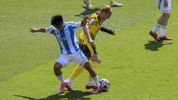 Julian Brandt (r.) spielt für den BVB derzeit mit einer Armschiene