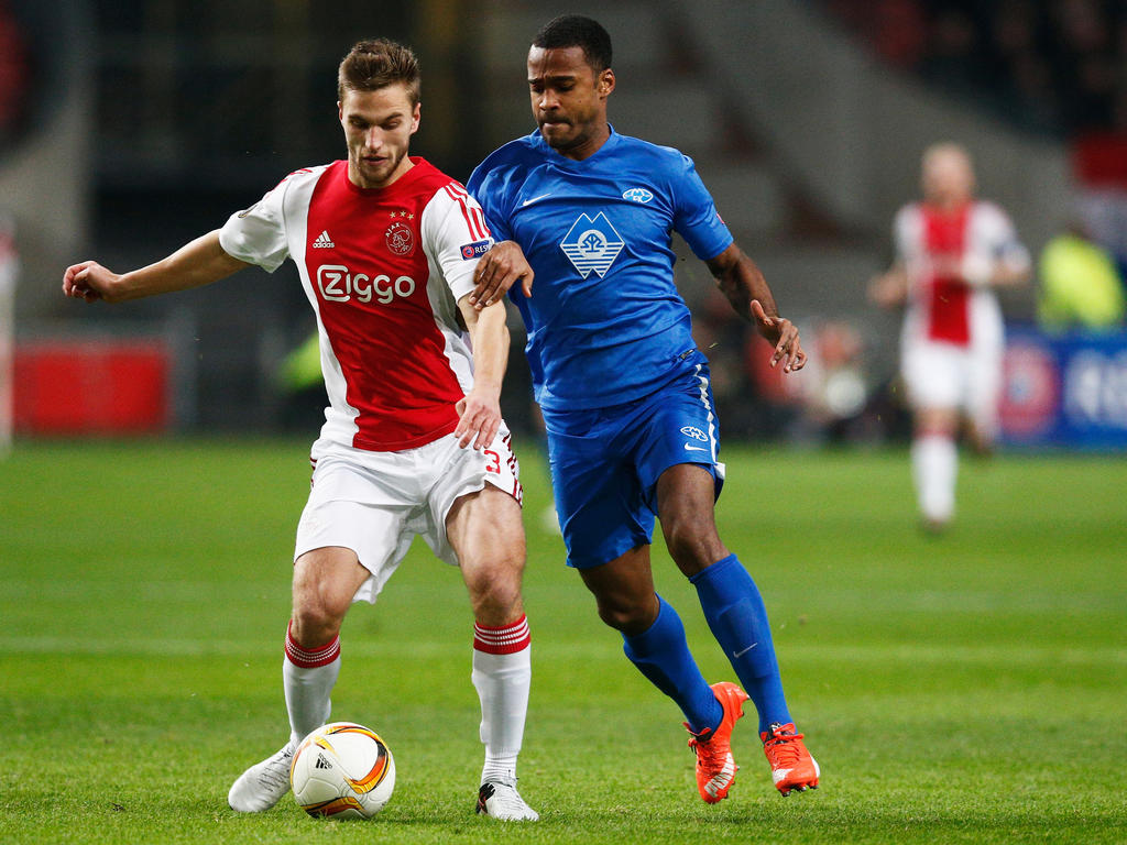 Joël Veltman (l.) wil opbouwen tijdens de Europa League-wedstrijd Ajax - Molde FK, maar krijgt te maken met Ola Kamara. (10-12-2015)