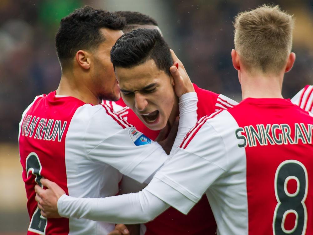 Anwar El Ghazi (m.) laat zich horen na zijn 0-2 tegen Roda JC, terwijl Ricardo van Rhijn (l.) en Daley Sinkgraven hem feliciteren. (31-01-2016) Anwar El Ghazi (m.) laat zich horen na zijn 0-2 tegen Roda JC, terwijl Ricardo van Rhijn (l.) en Daley Sinkgraven hem feliciteren. (31-01-2016)