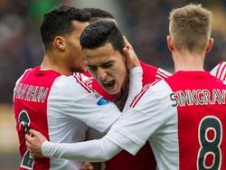 Anwar El Ghazi (m.) laat zich horen na zijn 0-2 tegen Roda JC, terwijl Ricardo van Rhijn (l.) en Daley Sinkgraven hem feliciteren. (31-01-2016)