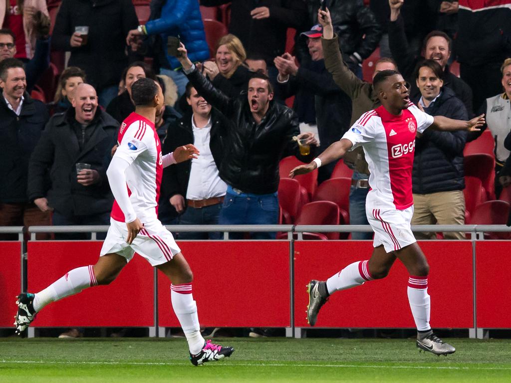 Riechedly Bazoer (r.) kan al vroeg juichen tijdens het competitieduel Ajax - Vitesse. (23-01-2016)