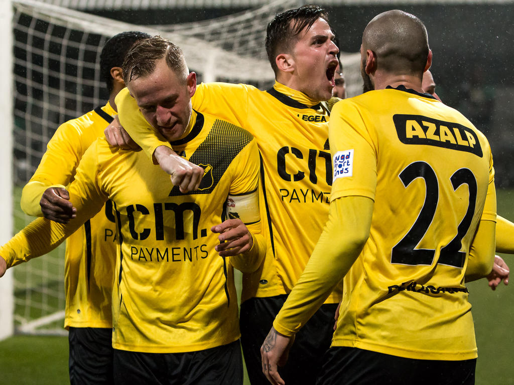 NAC Breda komt op bezoek bij FC Dordrecht op 0-2 en weer is het Sjoerd Ars (l.) die scoort. De goaltjesdief viert zijn doelpunt met onder meer Mats Seuntjens (m.) en Joey Suk (r.). (05-02-2016)