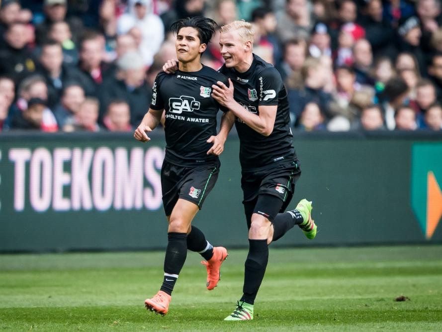 NEC komt al snel na de openingstreffer van Ajax naast de Amsterdammers. Navarone Foor (l.) scoort, Lucas Woudenberg viert mee. (13-03-2016)