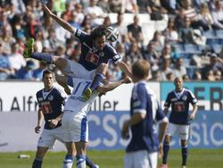 Luzerns Tomislav Puljić sitzt auf Zürichs Yacine Chikhaoui auf.