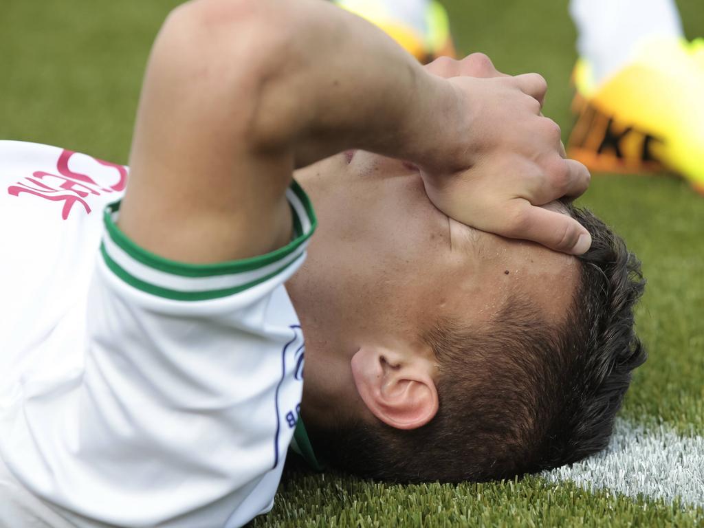 Henk Bos ligt met pijn op de grond tijdens de oefenwedstrijd tussen FC Groningen en RWE Eemsmond. (03-06-2014)