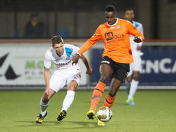 Stijn Schaars (l.) moet in de achtervolging bij Raoul Esseboom (r.) tijdens het competitieduel FC Volendam - Jong PSV Eindhoven. (07-11-2014)