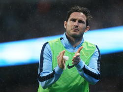 Frank Lampard applaudisseert voor het publiek van Manchester City als hij begint aan zijn warming-up in het duel met Sunderland (01-01-2015)