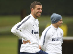 Lukas Podolski heeft het naar zijn zin op de training van zijn nieuwe werkgever Internazionale. (22-01-15)