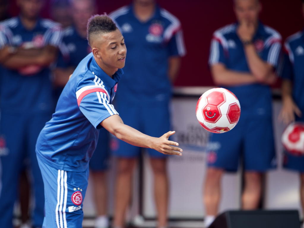 De laatste bal die Tobias Sana voorlopig aanraakt in het shirt van Ajax. De Zweedse aanvaller is overbodig geworden in Amsterdam en mag vertrekken. Hier is hij nog te zien op de open dag van Ajax. (31-07-2014)