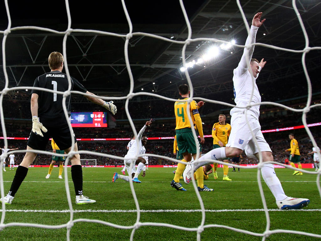 Wayne Rooney marcó el 1-0 en el minuto seis del partido ante Lituania. (Foto: Getty)