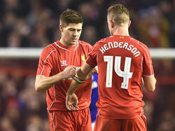 Steven Gerrard y su posible sucesor, Jordan Henderson. (Foto: Getty)