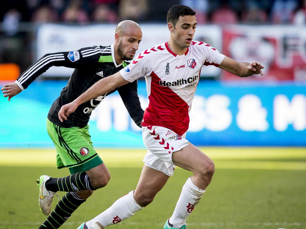 FC Utrecht-speler Sofyan Amrabat (r.) is sneller dan Feyenoord speler Karim El Ahmadi. (08-03-2015)