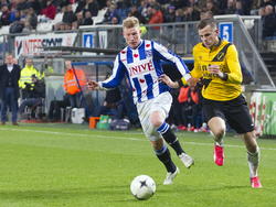 SC Heerenveen speler Doke Schmidt (l.) met NAC Breda speler Mats Seuntjens (r.). (04-04-2015)