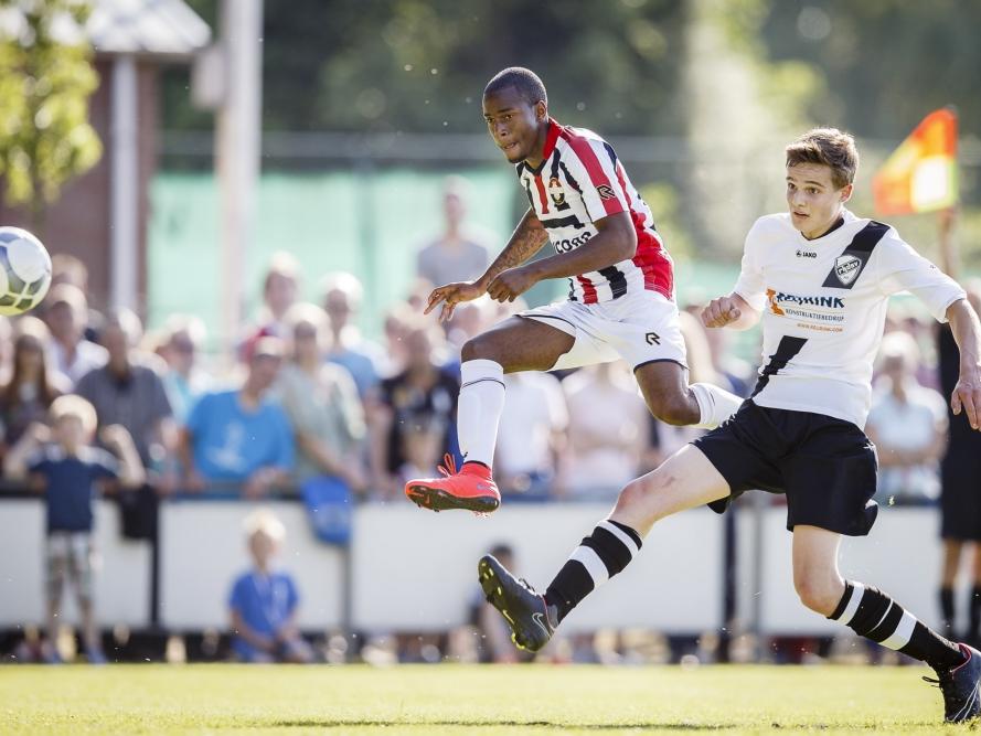 Tijdens de eerste oefenwedstrijd van Willem II, tegen RKDSV, haalt nieuweling Ruben Ligeon vol uit richting doel. (27-06-2015)