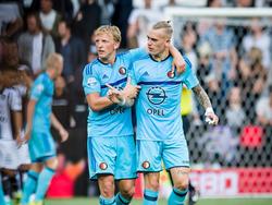 Dirk Kuyt (l.) moet na afloop van Heracles Almelo - Feyenoord verdediger Rick Karsdorp (r.) in toom houden, die woedend is door een uitspraak van Thomas Bruns. (21-08-2016)