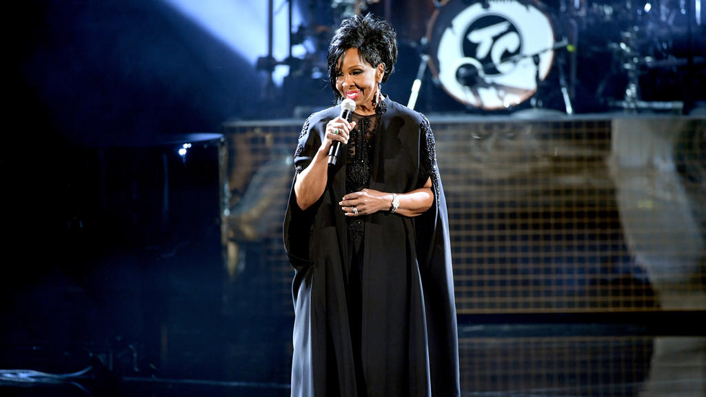 Gladys Knight singt die Nationalhymne beim Super Bowl Gladys Knight singt die Nationalhymne beim Super Bowl