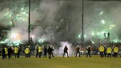 Der griechische Fußball wird seit Jahren von Ausschreitungen und Gewalt rings um die Plätze, und auch gegen Schiedsrichter überschattet