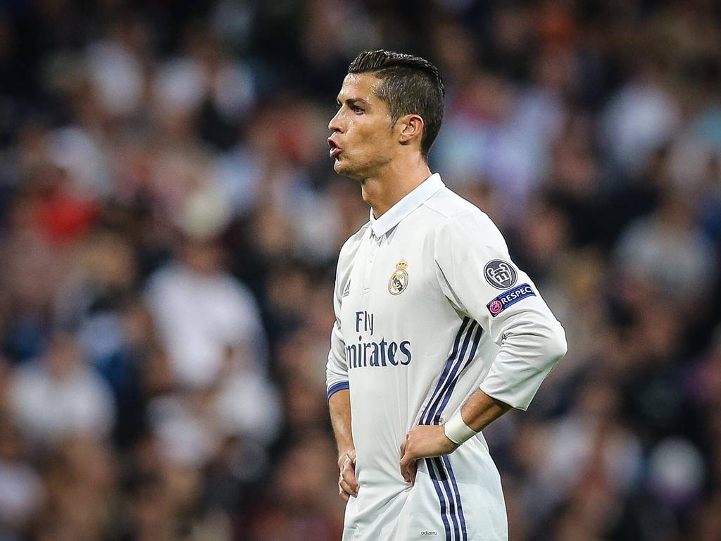 Cristiano Ronaldo baalt van een gemiste kans namens Real Madrid in de Champions League tegen Legia Warschau. (18-10-2016)