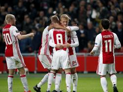 Vlak voor rust zet Kasper Dolberg (m.) Ajax op een 1-0 voorsprong tegen Celta de Vigo. De jonge spits wordt besprongen door Daley Sinkgraven. (03-11-2016)
