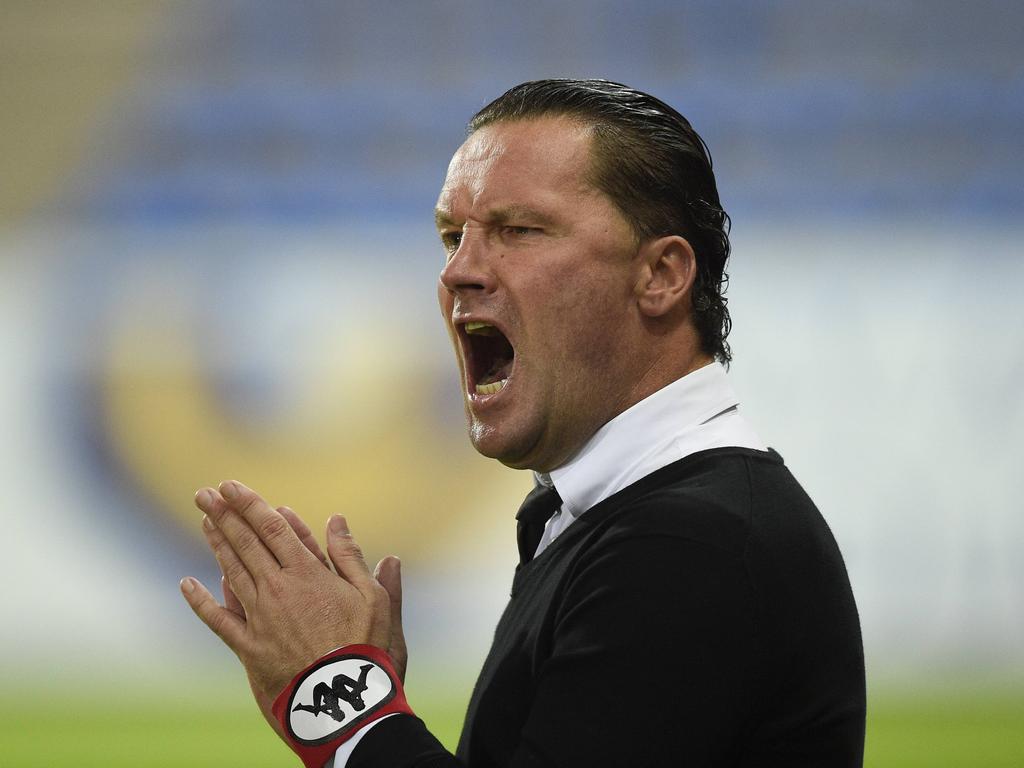 Waasland-Beveren-trainer Stijn Vreven gaat los tijdens het competitieduel Waasland-Beveren - AS Eupen (15-10-2016). Waasland-Beveren-trainer Stijn Vreven gaat los tijdens het competitieduel Waasland-Beveren - AS Eupen (15-10-2016).