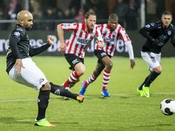 Samuel Armenteros legt aan voor zijn strafschop tegen Sparta Rotterdam. De aanvaller van Heracles Almelo faalt echter. (18-03-2017)