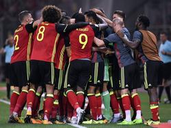 Los jugadores belgas hacen piña para celebrar el pase. (Foto: Imago)