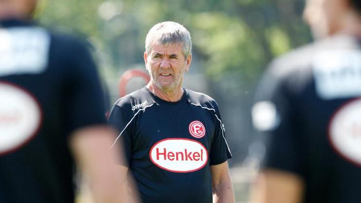 Trainer Funkel von Fortuna Düsseldorf leitet den Trainingsauftakt der Mannschaft. Foto: Roland Weihrauch