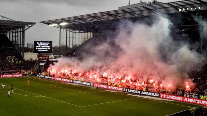 Im Derby zwischen dem FC St. Pauli und dem HSV brannte viel Pyrotechnik