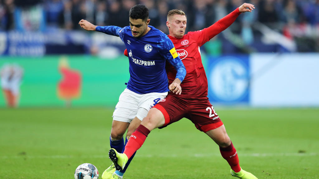 Hennings (re.) schenkte dem FC Schalke drei Tore ein