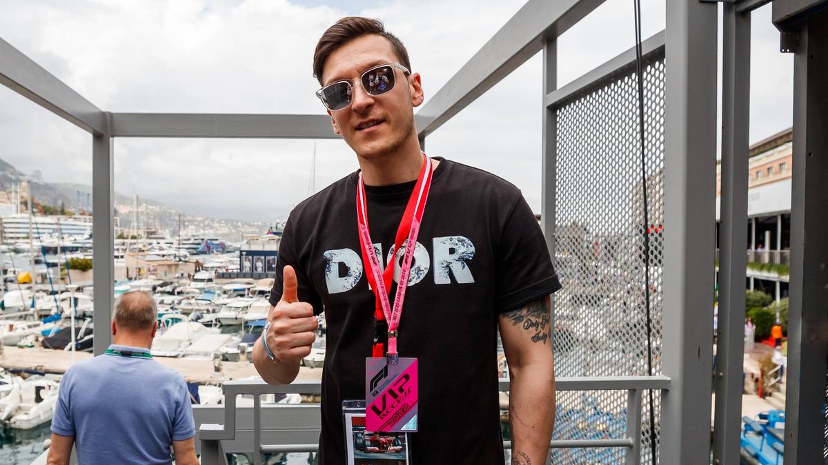 Mesut Özil heuert bei Basaksehir an