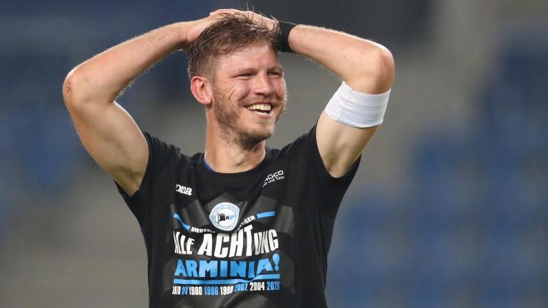 Hatte mit Arminia Bielefeld ordentlich Grund zum Feiern: Fabian Klos Hatte mit Arminia Bielefeld ordentlich Grund zum Feiern: Fabian Klos