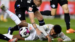 Serge Gnabry vom FC Bayern (unten) im Zweikampf mit Bielefelds Mike van der Hoorn