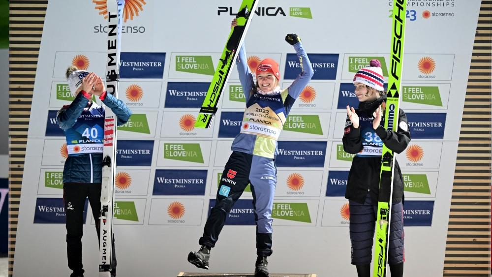 DSV-Skispringerin Katharina Althaus (Mitte) feiert ihren WM-Sieg in Planica