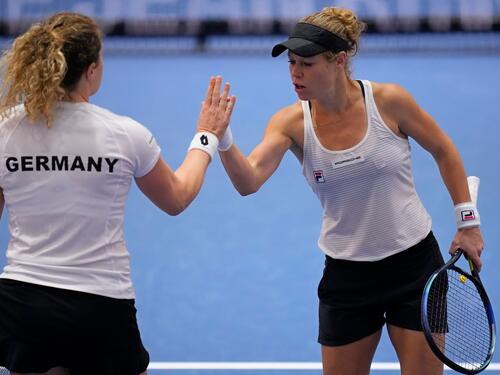Die deutschen Tennisspielerinnen um Anna-Lena Friedsam (l) und Laura Siegemund müssen in Brasilien antreten