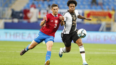 Jessic Ngankam (r.) unterlag mit der deutschen U21-Auswahl gegen Tschechien