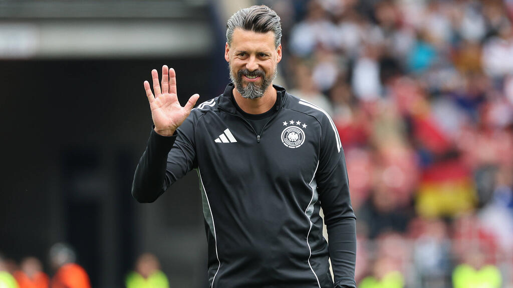 Sandro Wagner ist neuer Cheftrainer des FC Augsburg Sandro Wagner ist neuer Cheftrainer des FC Augsburg